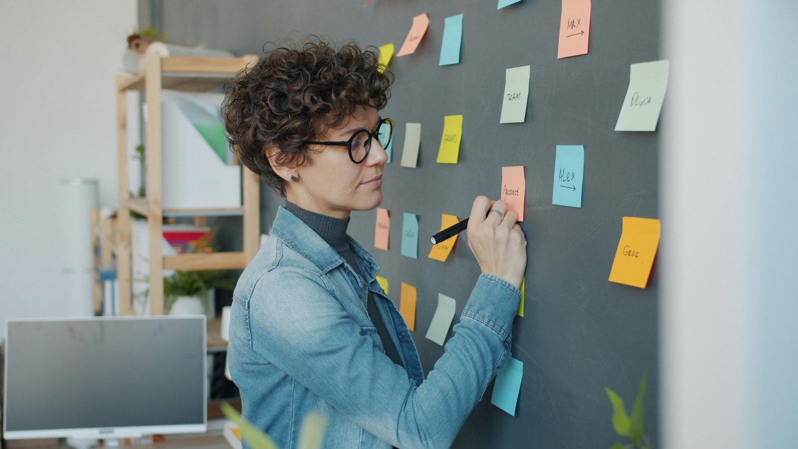 Atelier de cadrage projet sur un mur de post-its