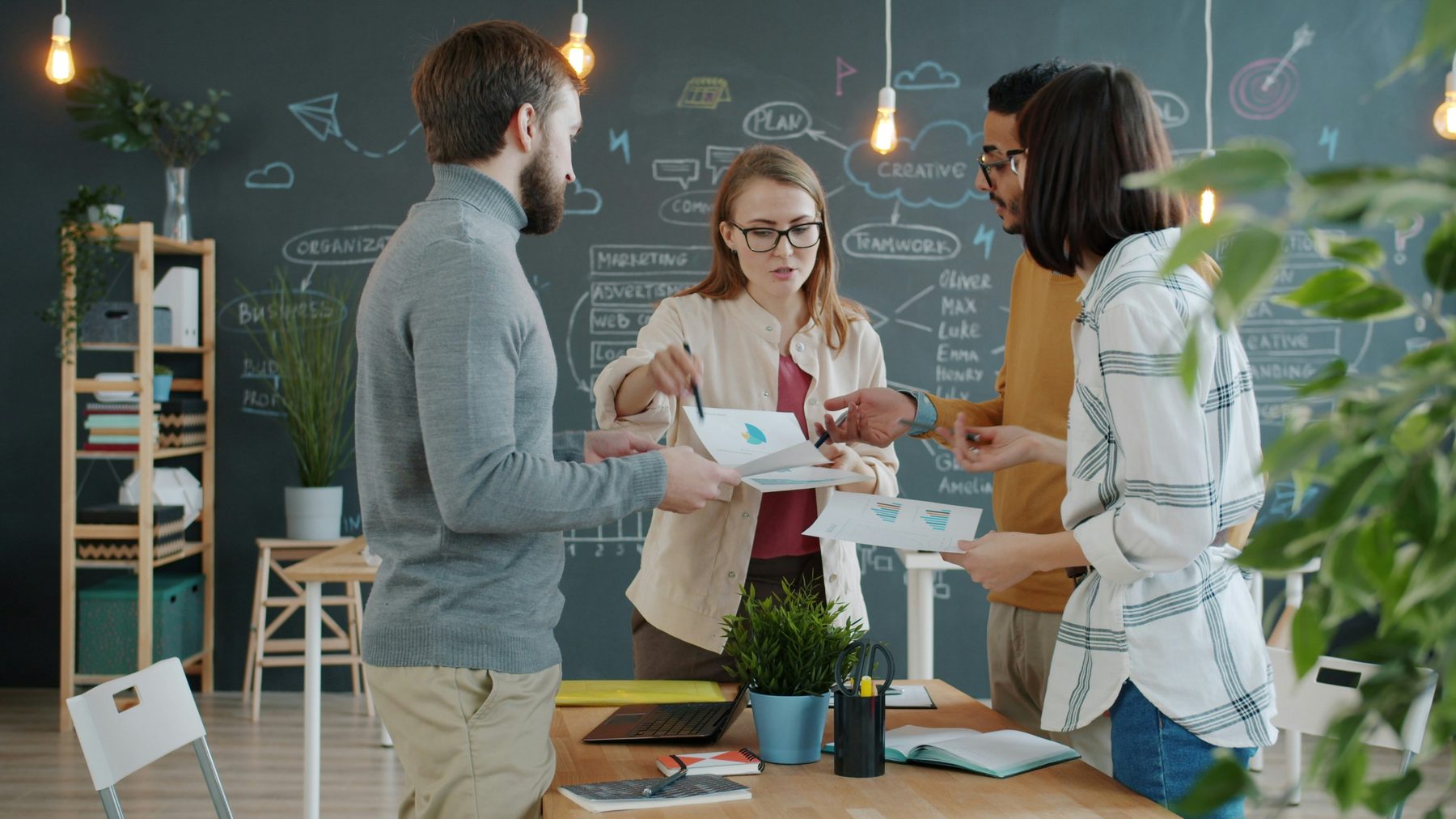 Atelier de travail en équipe devant un tableau