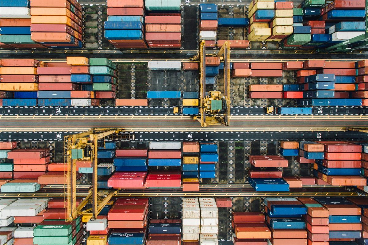 Vue aérienne d'un terminal de conteneurs parfaitement organisé